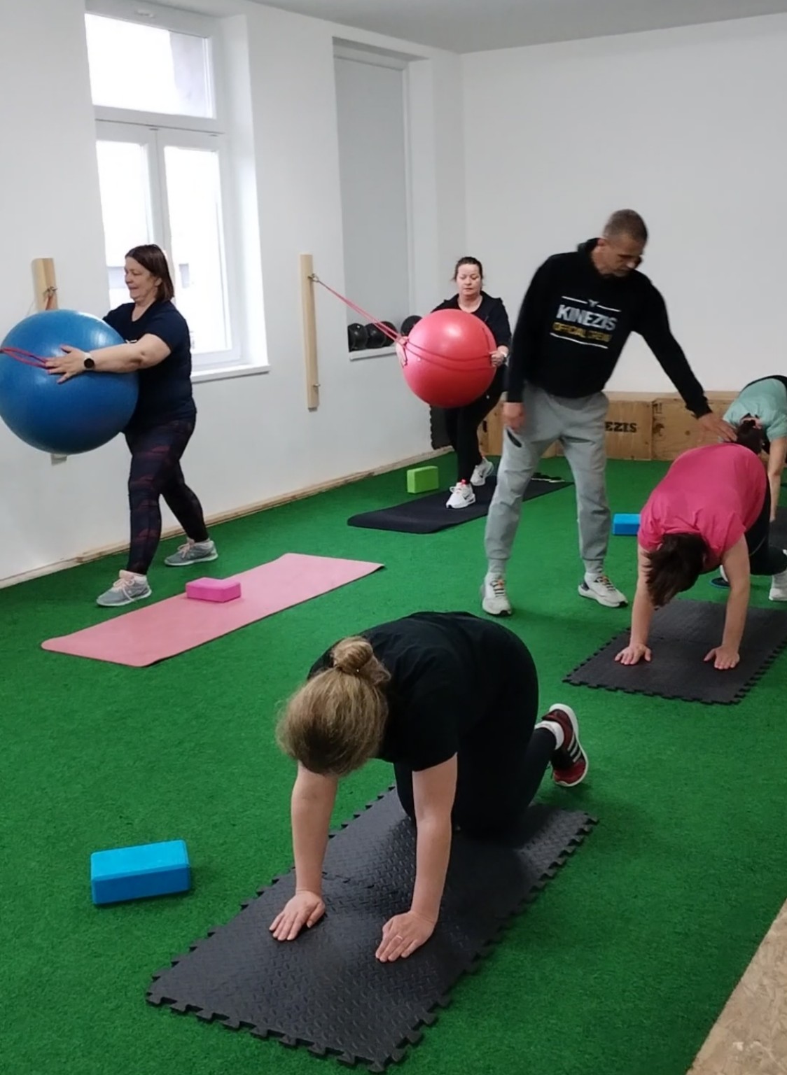 Trener prati i korigira izvedbu vježbe u Kinezis dvorani